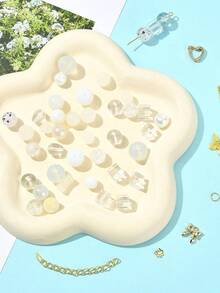 一套DIY配件包，包含50克玻璃珠、40个铁针、2条扭链、6个合金吊坠、2个珠框和20个铁珠帽及开口圈，颜色可选：黑色/白色/紫色/粉色/青柠绿，尺寸：5.5~16x6~11.5x6.5~10.5毫米，孔径：1.2~1.6毫米 - Glass - 查看 4