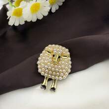 1 szt. Modna broszka ze stopu ze sztucznej perły w kształcie uroczej owcy, idealna na świąteczne przyjęcie, kurtkę, plecak, akcesorium dekoracyjne - jagnięcina - Zobacz 6