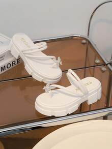 1双白色儿童/女童厚底凉鞋，白色PU鞋带，饰有水钻和珍珠蝴蝶图案，套脚圆头防滑时尚可爱沙滩厚底增高凉鞋，适合3-15岁女孩，室内/室外日常休闲沙滩街头聚会，春夏新款 - 白色 - 查看 6