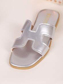 1 par de chanclas de moda casual de PU para niños, adecuadas para el verano