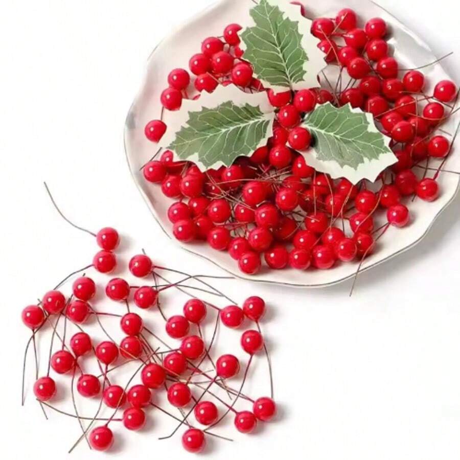 50 Stück Mini künstliche Beeren - rot, gold und silber, Faux Beerenzweige für DIY Bastelprojekte, Kranzherstellung, Geschenkverpackung, Weihnachtsbäume, Valentinstag Arrangements und Neujahrsfeiertag Dekorationen für Zuhause, ideal für festliche Bastelprojekte