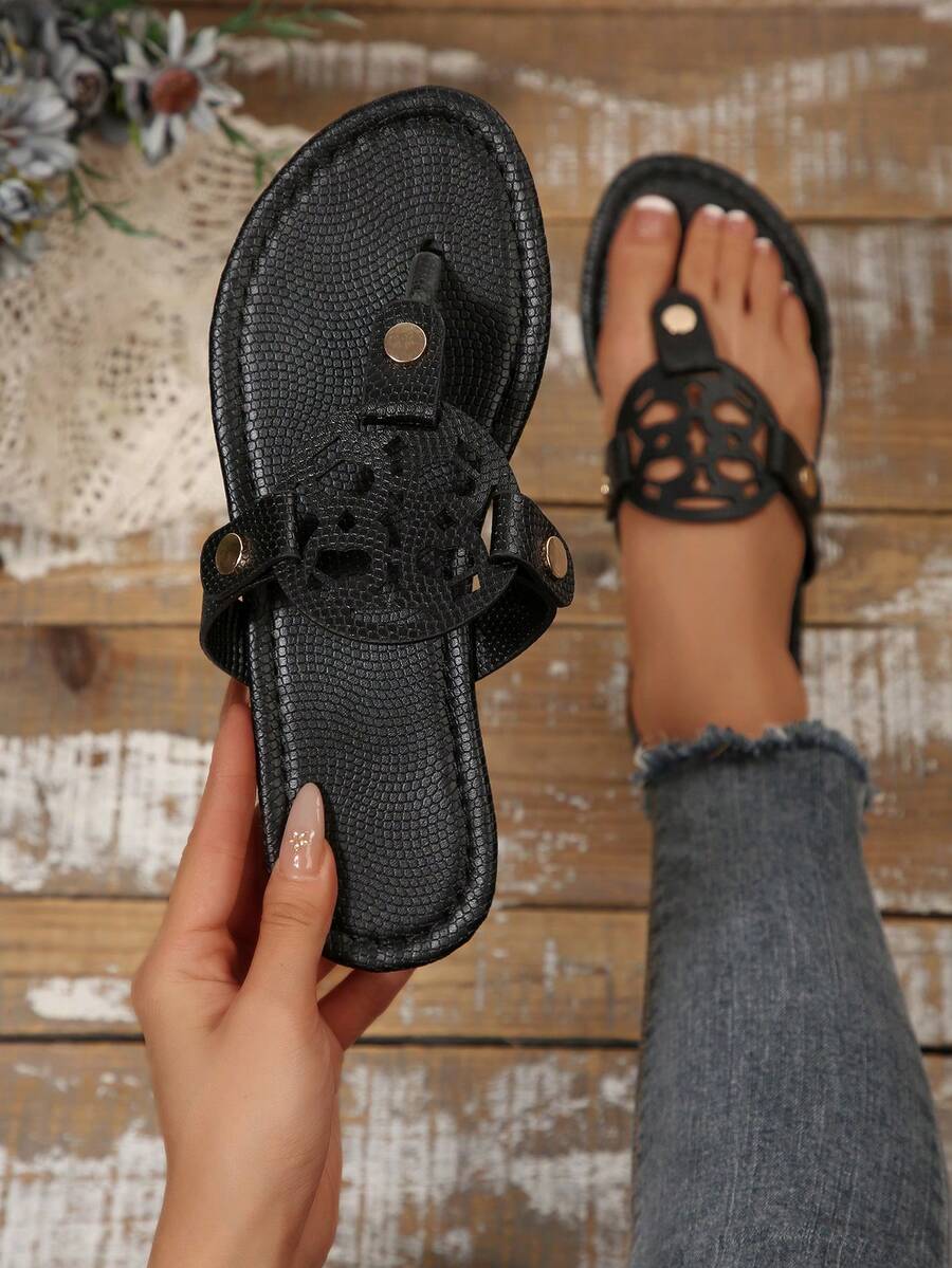 2026新款镂空设计大码平底人字拖 - 休闲百搭 - 夏季新品 - 舒适休闲 - 日常穿着 - 海滩度假 - 镂空设计 - 露趾 - 平底鞋 - 卡其色 - 低跟 - 休闲风格 - 通勤上班 - 派对庆典 - 夏季 - 米色、黑色、白色、红色、金色、银色、棕色、合成材料 - 黑色 - 查看 1