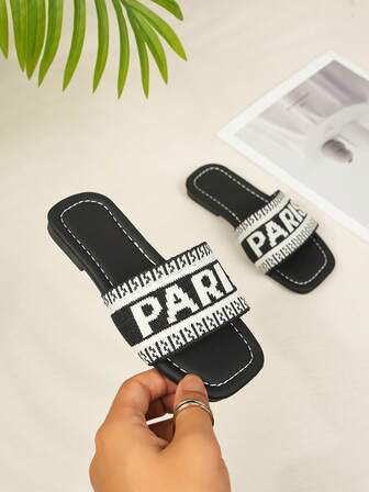 A Pair Of Cute Slippers, Comfortable And Breathable, With A Non Slip Bottom, Fashionable And Versatile, Suitable For All Seasons Indoor Home And Outdoor Walking