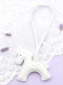 新款包包挂饰，优质全PU皮革，小马装饰，女士款；时尚多彩马车钥匙扣，生日纪念品