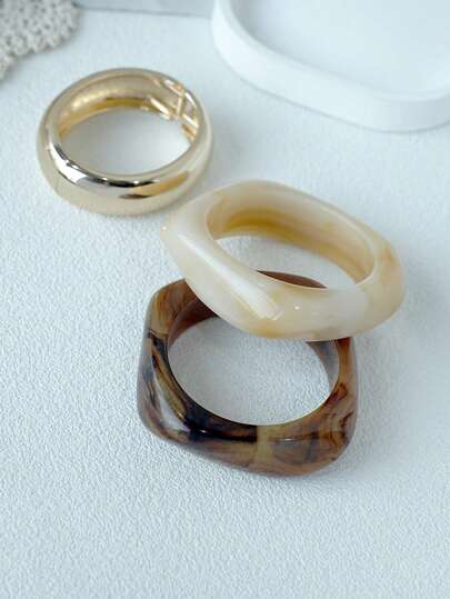 Conjunto de 3 pulseiras de acrílico retrô elegantes e modernas, combinadas com uma pulseira aberta de metal dourado. Design simples, sem detalhes incrustados, ideal para uso diário e em festas em todas as estações.