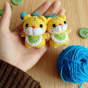 1个毛绒动物钥匙扣/挂件，可爱卡通吊坠，可用于包包、手机、行李箱