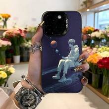 Cubierta de teléfono con diseño anime azul oscuro hombre sentado en el espacio con planetas y estrellas para uso diario y regalo Aplicable a los teléfonos de la serie Apple y Galaxy - Blanco - Ver 1