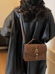 这款时尚手提包采用磁扣开合设计，配有顶部提手和可调节肩带，提供多种携带方式。内部空间可容纳口红、钥匙和化妆品等日常必需品，适合女性通勤、外出、约会、购物和日常活动。 - 棕色 - 查看 5