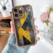 Cubierta de telefono con borde protector color gris oscuro estampado con letra K amarilla sobre fondo industrial desgastado para uso diario y estilo urbano - Café integral - Ver 2