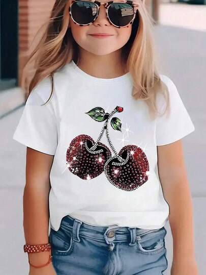 Camiseta blanca de manga corta holgada con estampado de cerezas y adornos de rhinestone para niña, adecuada para vacaciones de verano y uso diario