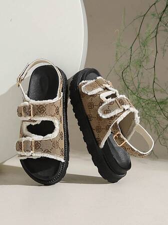 Sandálias femininas de plataforma com estampa floral retrô, bico redondo e sola grossa.