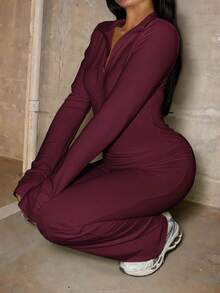 عنابي اللون