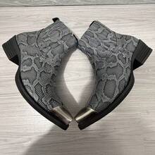 男士复古西部踝靴，金属鞋头蛇皮尖头切尔西靴 - 灰色 - 查看 4