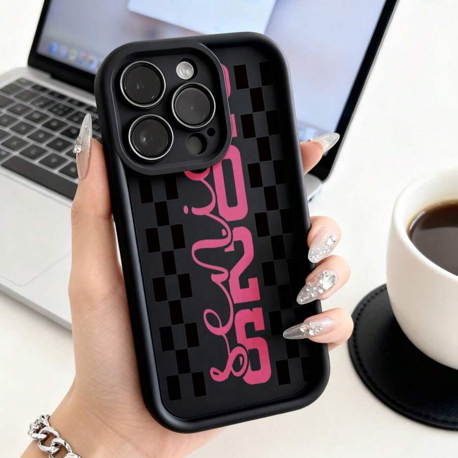 Cubierta de telefono negro con estampado de cuadros y texto rosa 2025 para mujer estilo deportivo elegante para uso diario y trabajoCompatible with 16 Pro Max/16 Plus/16 Pro/16/15 Pro Max/15 Plus/15 Pro/15/14 Pro Max/14 Plus/14 Pro/14/13 Pro Max/13 Pro/13/12 Pro Max/12 Pro/12/11 Pro Max/11 Pro/11/XS Max/XR/X/7 Plus/7 TPU Drop-Proof and Stain-Resistant Protective Soft Case - Blanco - Ver 1
