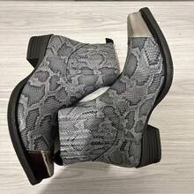 男士复古西部踝靴，金属鞋头蛇皮尖头切尔西靴 - 灰色 - 查看 3