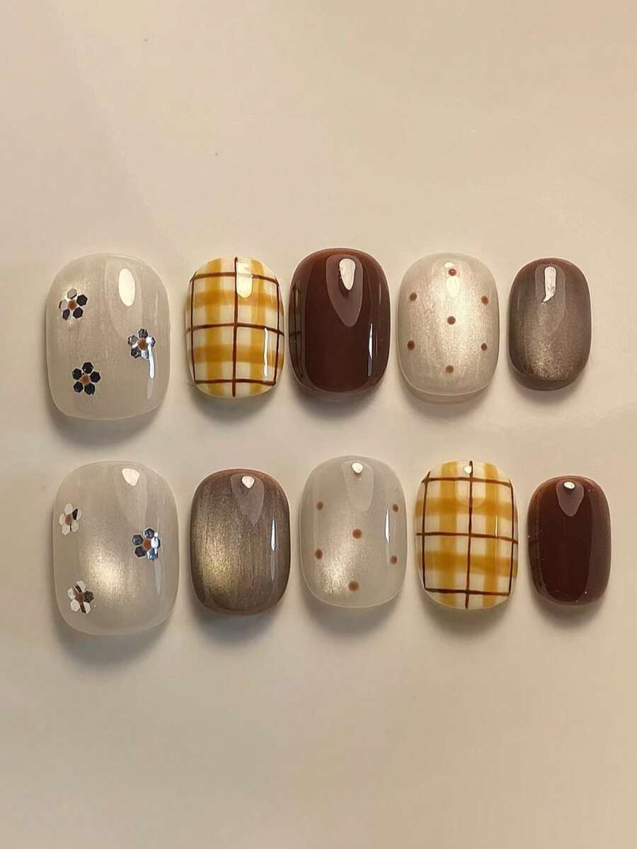 10片纯手工制作的按压式美甲贴片，短款椭圆形美甲贴片，棕色美甲贴片，复古可爱文艺风格，暖棕色搭配白色猫眼石，手绘格子和波点图案，点缀银色小花，温柔简约的按压式美甲贴片，适合女性和女孩，秋冬季节庆派对和日常美甲用品。 - 棕色 - 查看 1
