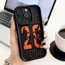 Cubierta de telefono con diseño de camiseta de graduación negra con números naranja y texto 2024 senior para estudiantes universitariosCompatible with  16 Pro Max/16 Plus/16 Pro/16/15 Pro Max/15 Plus/15 Pro/15/14 Pro Max/14 Plus/14 Pro/14/13 Pro Max/13 Pro/13/12 Pro Max/12 Pro/12/11 Pro Max/11 Pro/11/XS Max/XR/X/7 Plus/7 TPU Drop-Proof and Stain-Resistant Protective Soft Case - Blanco - Ver 1