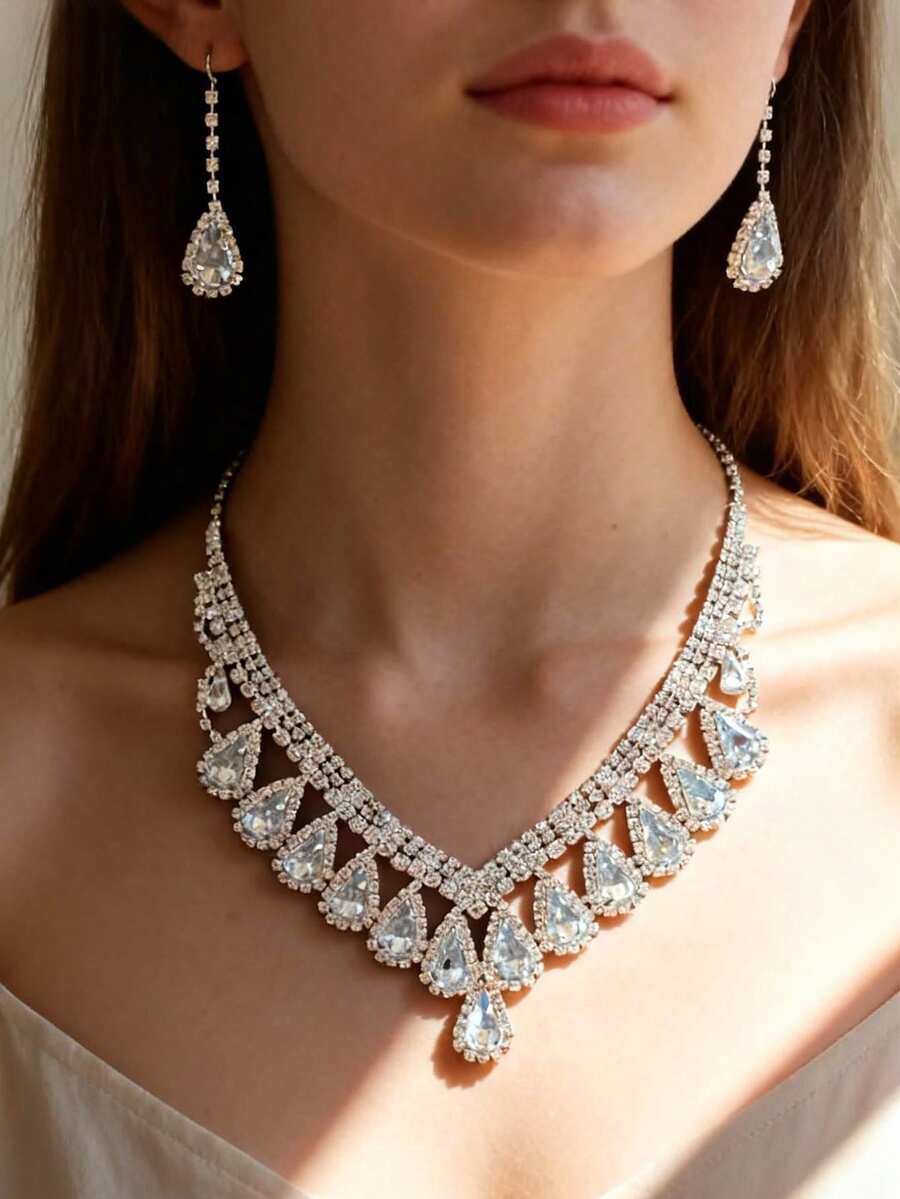 طقم مجوهرات فاخر من الأقراط والعقد المرصع بالكريستال اللامع، قطعتان، مناسب للنساء للارتداء في المناسبات الرسمية كالخطوبة والزفاف والحفلات والهالوين والكريسماس والعطلات - فضي - مشاهدة 1