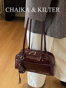 1个 CHAIKA & KILTER 亮面PU布单肩包，女士时尚大容量保龄球包，双提手设计，拉链封口，适合日常和户外使用（附赠吊坠） - 酒紅色 - 查看 4
