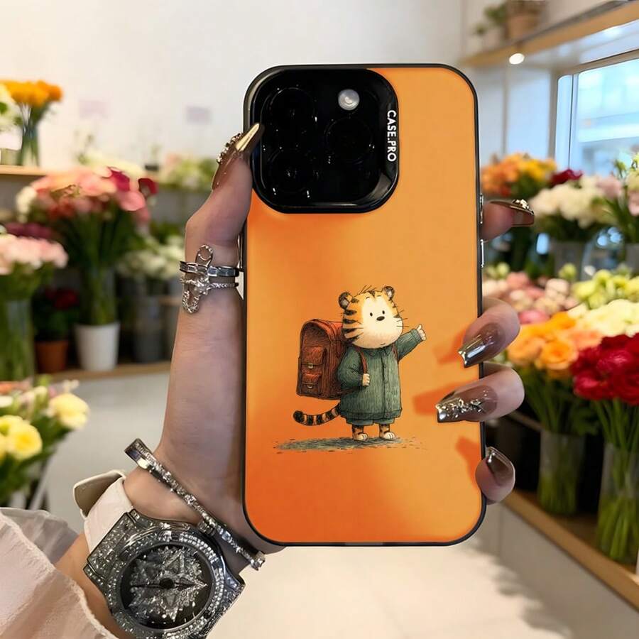 Funda para telefono con borde negro color naranja estampado de tigre con mochila y texto CASETTO ideal para uso diario en floristerias y salones elegantes Aplicable a los teléfonos de la serie Apple y Galaxy - Blanco - Ver 1