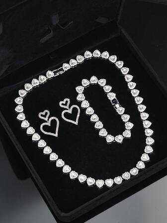 一套4件心形项链和手链，搭配璀璨夺目的心形吊坠耳环，打造时尚奢华的女士珠宝套装。适合多种风格，是圣诞节或情人节的完美礼物。