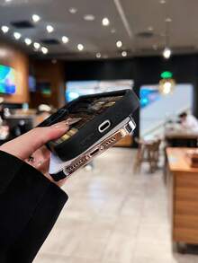 Funda para teléfono con diseño de paisaje urbano nocturno que brilla en la oscuridad. Compatible con teléfonos ,  17,  16 Pro Max,  15 Pro Max,  13 y  12. Fabricada en TPU para una protección eficaz contra golpes y caídas. Un regalo ideal para familiares, amigos, seres queridos, parejas y para Navidad. - Negro - Ver 4