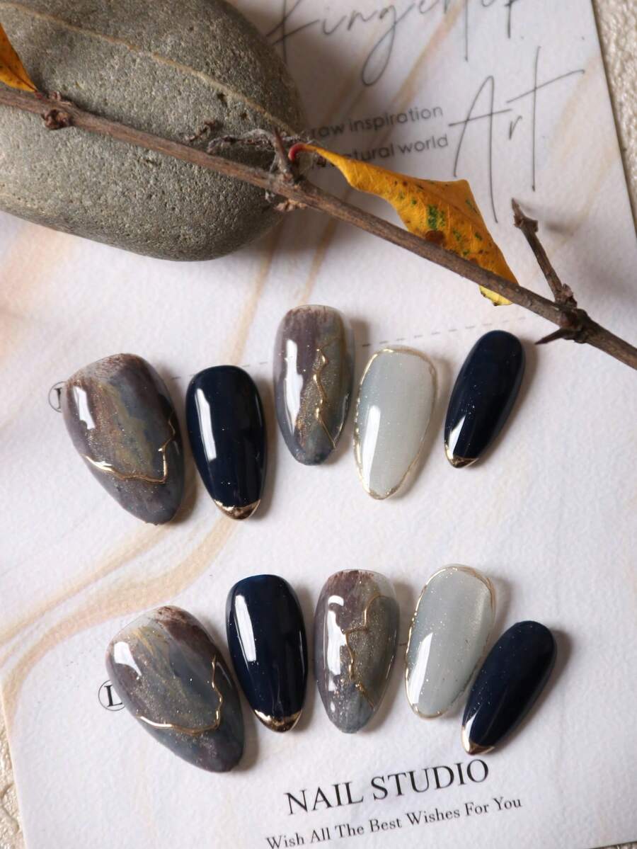 10片装亚克力美甲贴片，白色猫眼蓝色渐变，短款，适合办公室日常佩戴，套装包含1张粘性贴片和1个迷你指甲锉。