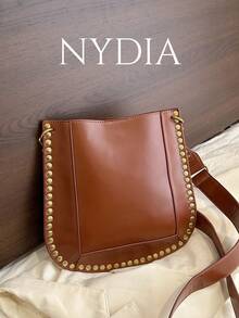 1件复古装饰铆钉边半圆形潮流休闲百搭女包，新款秋冬款，适合约会通勤日常使用，女士单肩包斜挎包