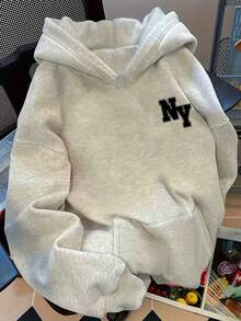 Sudadera con capucha de logo de Nueva York para mujeres Base blanca con letras negras "NY" Sudadera con capucha de corte relajado Apta para todas las estaciones Tejido lavable a máquina Crea un atuendo con temática de Nueva York (no se necesita ropa exterior) Tops de mujer, sudaderas, ropa de otoño, ropa de invierno, sudaderas de mujer, ropa para adolescentes, moda de , ropa de mujer, ropa linda, ropa de otoño para mujeres, tops de mujer, ropa urbana, ropa de mujer de talla grande Suéteres de mujer, sudaderas estampadas, tops de invierno para mujeres - Gris Claro - Ver 1