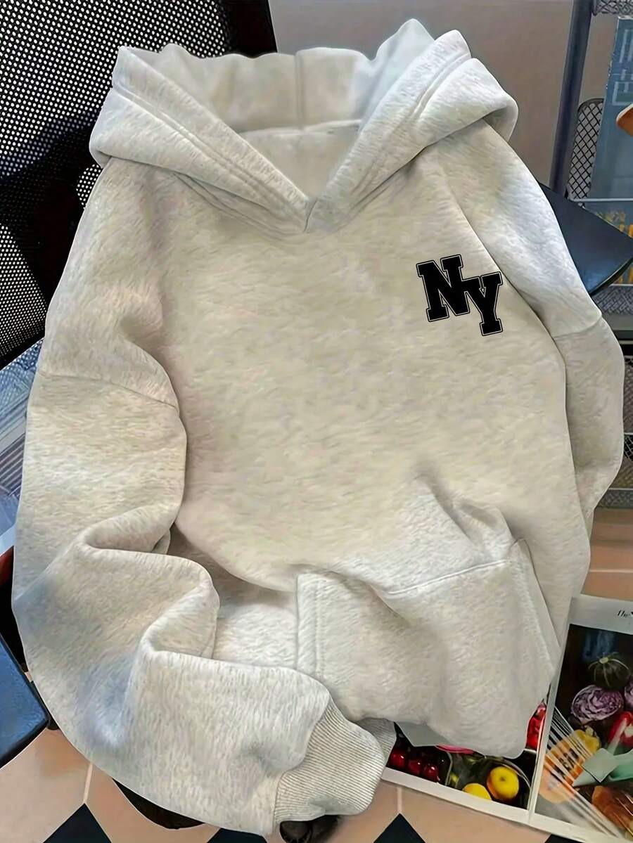 Sudadera con capucha de logo de Nueva York para mujeres Base blanca con letras negras "NY" Sudadera con capucha de corte relajado Apta para todas las estaciones Tejido lavable a máquina Crea un atuendo con temática de Nueva York (no se necesita ropa exterior) Tops de mujer, sudaderas, ropa de otoño, ropa de invierno, sudaderas de mujer, ropa para adolescentes, moda de , ropa de mujer, ropa linda, ropa de otoño para mujeres, tops de mujer, ropa urbana, ropa de mujer de talla grande Suéteres de mujer, sudaderas estampadas, tops de invierno para mujeres - Gris Claro - Ver 1