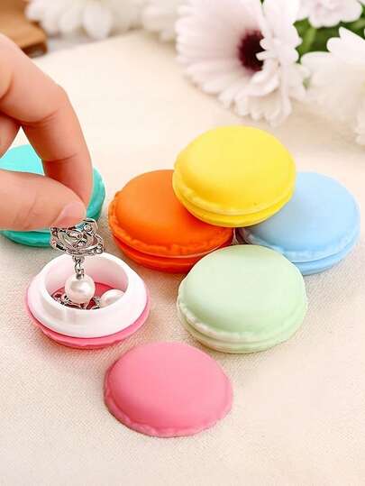 Hộp đựng trang sức hình bánh Macaron (1.77 inch) - Dễ thương và nhỏ gọn, lý tưởng để đựng bông tai, nhẫn và các vật dụng nhỏ. Màu sáng, ngăn hình trái tim, hoàn hảo cho trang trí nhà cửa, quà tặng Giáng sinh và năm mới, hộp đựng trang sức, bộ sưu tập trang sức, lưu trữ kỷ vật, sắp xếp phụ kiện, hộp phụ kiện nhiều màu sắc, giá đựng vòng tay, bộ sưu tập quà tặng và lưu trữ đồ dùng trong nhà.