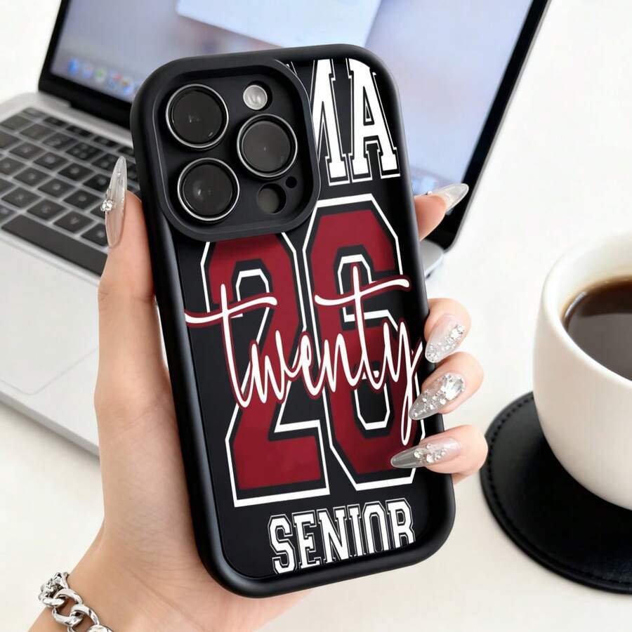 Cubierta de teléfono con diseño de camiseta deportiva negra con estampado de número 26 y texto twenty senior para graduados ideal para uso diario y eventos escolaresCompatible with 16 Pro Max/16 Plus/16 Pro/16/15 Pro Max/15 Plus/15 Pro/15/14 Pro Max/14 Plus/14 Pro/14/13 Pro Max/13 Pro/13/12 Pro Max/12 Pro/12/11 Pro Max/11 Pro/11/XS Max/XR/X/7 Plus/7 TPU Drop-Proof and Stain-Resistant Protective Soft Case - Café integral - Ver 1