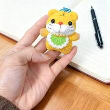 1个毛绒动物钥匙扣/挂件，可爱卡通吊坠，可用于包包、手机、行李箱