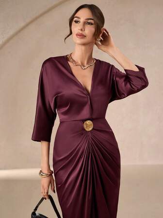 Elegant enfärgad mjuk satinklänning för kvinnor – Överlappande V-ringning, fladdermusärmar, volangdetaljer, dekorativa metallknappar, perfekt för bröllopsgäster och formella/avslappnade fester