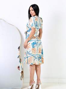 Chic Women's Knee-Length Midi Dress With A Crossover Hem, Vibrant Tropical Print, Belt, Short Puff Sleeves, And Elegant Boat Neckline. - 沙米色 - 查看 4