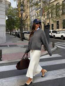Blusa feminina de malha cinza, manga comprida e gola redonda, modelo solto, para outono/inverno. Estilo minimalista e moderno, casual e chique, ideal para o dia a dia. Uma peça elegante para o outono/inverno e Ano Novo. - Cinza - Ver 3