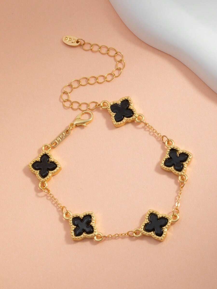 A Fashionable And Lucky Clover Classic, Elegant, Versatile And Perfect Gift