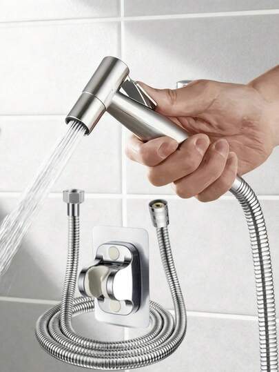 3 delar högtryckssprutpistolset; Sprutpistolset för badrum och toalett med 59-tums flexibel premiumslang och lättmonterat fäste; Multifunktionellt badrums- och kökstillbehör; Förbättrar hörnrengöring av badkar och handfat; Modern minimalistisk stil; Perfekt val för effektiv badrums- och personlig hygienrengöring; Viktigt tillbehör för moderna badrum och hembadrum; Perfekt julklapp.