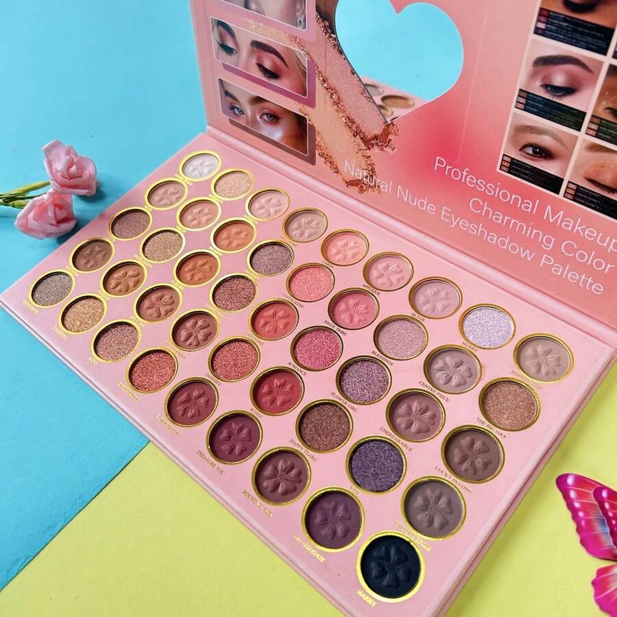 多功能彩妆盘，包含珠光和哑光眼影、高光、腮红、唇彩