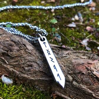 男士钛钢维京符文吊坠项链 - 北欧神话，长筒形设计，镌刻符文，适合日常佩戴或作为礼物