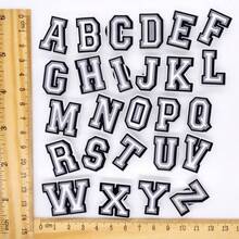 2个卡通黑白字母可拆卸鞋饰，适用于木屐、花园鞋等，鞋面装饰批发 - 彩色 - 查看 2