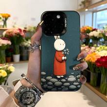 Cubierta de teléfono con diseño de conejo en abrigo rojo sobre piedras con flores estampado en azul oscuro para mujeres con estilo elegante y artístico ideal para uso diario y ocasiones especiales Aplicable a los teléfonos de la serie Apple y Galaxy - Negro - Ver 2