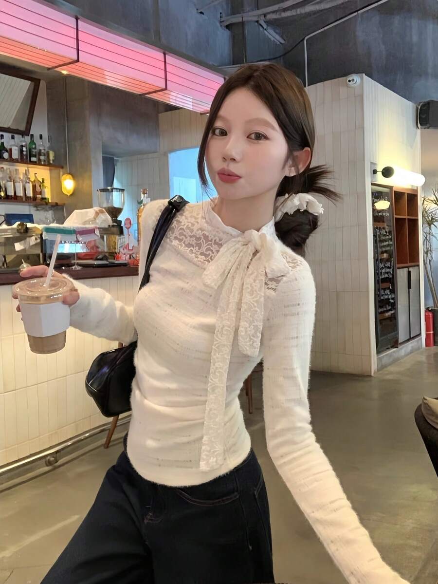 女士针织圆领长袖上衣，饰有精致蕾丝和系带细节，常规版型，略带弹性。 - 白色 - 查看 1