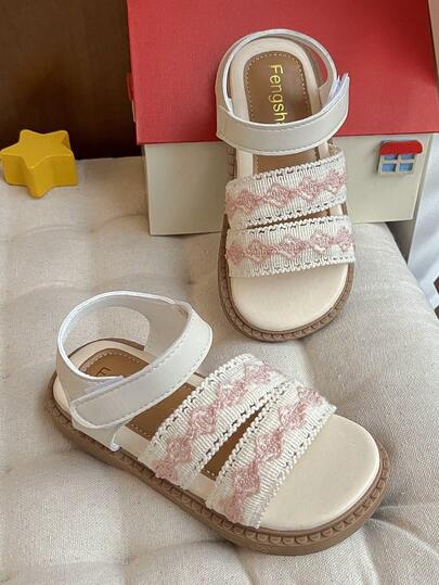 1 双女童鞋，饰有蕾丝花朵、编织带和复古设计（鞋身饰有蕾丝花朵和编织带，整体复古风格），PU 材质（PU 皮革鞋面），防滑耐磨，低帮（低帮优雅凉鞋款式，适合幼儿园活动、家庭郊游等）。