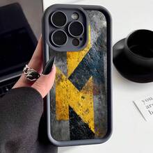 Cubierta de telefono con borde protector color gris oscuro estampado con letra K amarilla sobre fondo industrial desgastado para uso diario y estilo urbano - Café integral - Ver 3