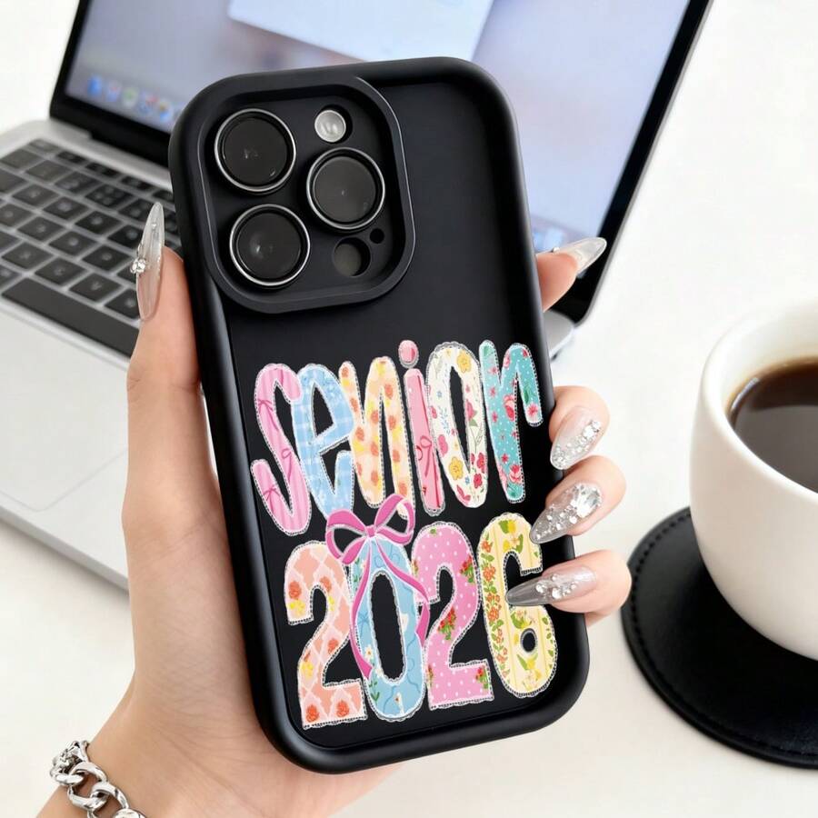 Cubierta de teléfono para negro con estampado floral y texto Senior 2026 ideal para graduados y estudiantes universitariosCompatible with 16 Pro Max/16 Plus/16 Pro/16/15 Pro Max/15 Plus/15 Pro/15/14 Pro Max/14 Plus/14 Pro/14/13 Pro Max/13 Pro/13/12 Pro Max/12 Pro/12/11 Pro Max/11 Pro/11/XS Max/XR/X/7 Plus/7 TPU Drop-Proof and Stain-Resistant Protective Soft Case - Blanco - Ver 1