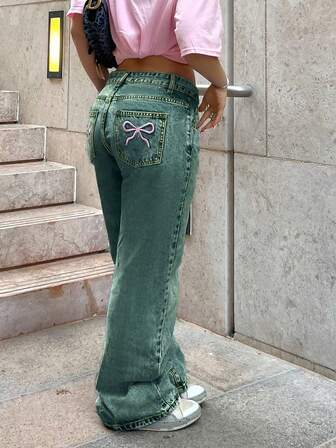 女士经典浅色直筒牛仔裤，后袋饰有刺绣，休闲千禧风