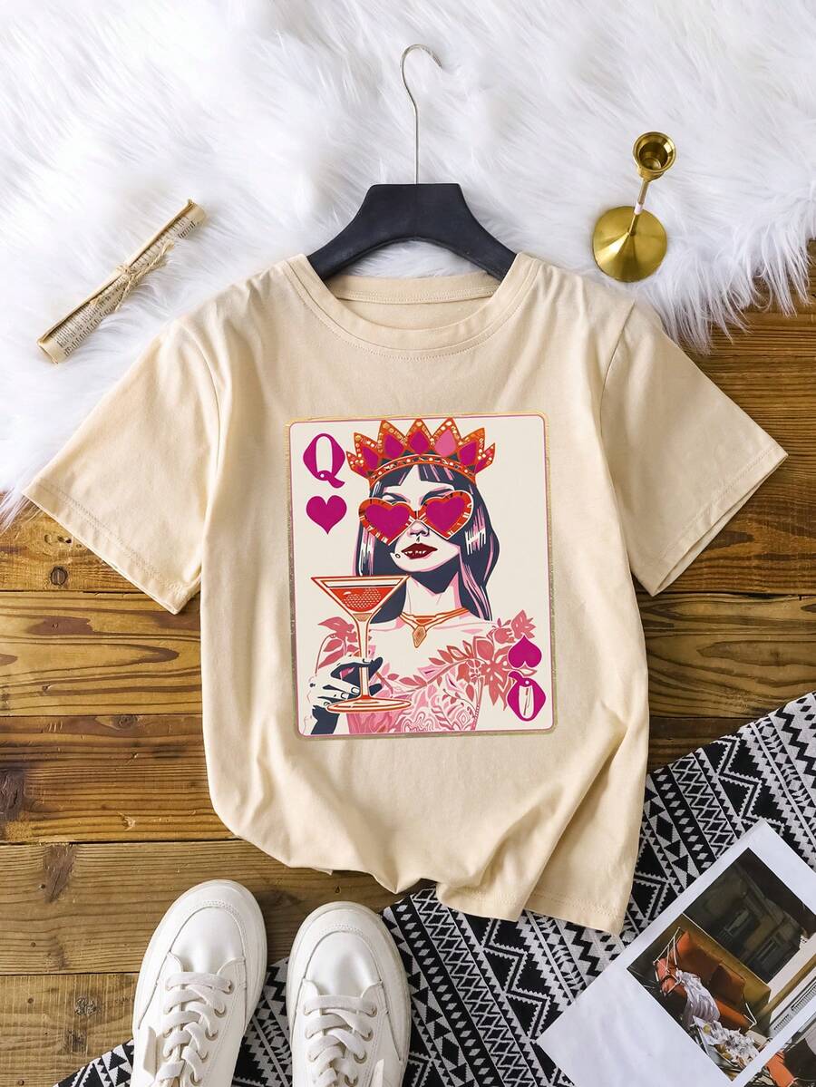 Áo phông họa tiết "Queen Of Hearts" dành cho nữ - Polyester màu mơ thường ngày, tay ngắn, cổ tròn, có thiết kế hình lá bài Cocktail sống động, phù hợp với mọi mùa - Màu be - Xem 1