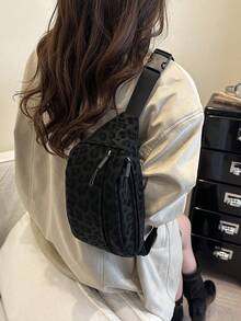 麂皮豹纹大容量斜挎包/腰包，男女通用，适合大学/学校、通勤/办公、节日/假期/聚会/旅行等场合，专为女性、年轻职业女性、OL、年轻女孩和大学生设计