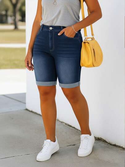 Plusstorlekar damshorts med rullad fåll, elegant minimalistisk design och avslappnad komfort för snyggt varmt väder.